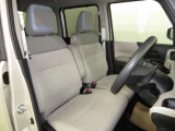 ドライバー目線で、使いやすく安全操作性と良好な視界を実現した運転席です。