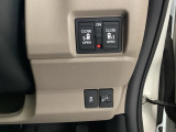 【両側パワースライドドア】です。リモコンや運転席のスイッチ操作で楽々自動開閉。