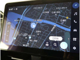 純正ナビを装備。タッチパネル式で使いやすく、お出かけもラクラクです。
