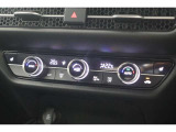 フルオートエアコンが装備されています!お好みの温度設定をするだけでエアコンの風量やモードの切り替えを自動でコントロールしてくれます!ユーザーの操作が少なく燃費走行にもつながります!