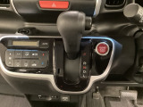 CVT車のセレクトレバーです。低速から高速まで、変速ショックのないスムーズな走りを実現するとともに、エンジン効率のよい領域を維持することで燃費にも貢献します。