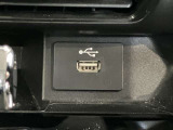 USB電源ソケットが前席中央にあり、便利に使えます☆