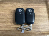 【スマートキー】 スマートキーを携帯していれば、ドアハンドルのボタンを押すだけでロックの解除ができます。