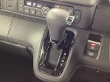 インパネシフトを採用しているので、前席の足元も広々としています。運転席と助手席の行き来もスムーズです!