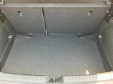 奥行きがあり、十分な広さを持つラゲッジスペースです。リアシートは分割可倒式ですので、大きな荷物を積載する事も可能です。