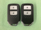 スマートキーを装備しています。鍵を差し込むことなくドアロックの開け閉めと、スタートボタン操作でのエンジンスタートができます。スペアキーも同じものを用意しております。
