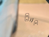 【ブラインドスポットモニター】走行中、ドアミラーの死角になりやすい箇所に後続車が接近するとサイドミラーのレンズに警告を表示!ドライバーに注意喚起をしてくれます。
