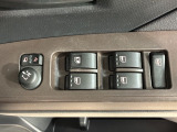 狭い駐車場で便利な電動格納ドアミラーが付いています。