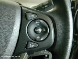 ハンドル右側にはクルーズコントロールのスイッチが装備され、運転中の操作も安心して行えます。