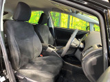 運転席まわりには十分なスペースがあり、大柄な方でもゆったり運転していただける環境です。