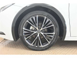 純正なので車に似合うデザインになっていますね。スタッドレスタイヤもご相談下さい。
