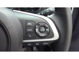 コーナーセンサーを車の前後に装備。障害物までの距離に応じて警告音を変えてお知らせ。縦列駐車時や駐車場・車庫などでの取り回しをサポートします。詳細は販売店スタッフまでおたずねください。
