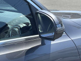 死角の車両を検知して警告する「ブラインドスポットアシスト」機能を搭載。鏡面・ミラーフレーム共に綺麗で視界も良好です。