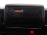 使いやすく安全な操作性と良好な視界を実現した運転席。