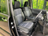 運転席まわりには十分なスペースがあり、大柄な方でもゆったり運転していただける環境です。