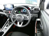 【運転席まわり】・・・ハンドルやシートなども隅々までクリーニング済み。キレイな車内でドライブがより一層快適にお楽しみいただけると思います。