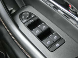マツダCX-60には「リバース連動ドアミラー機能」があり、シフトをRに入れたときに選択した側のドアミラーが自動で下向きになり、後輪付近や白線が見やすくなります。