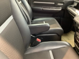 アームレストは、運転中の腕をしっかりと支えることで、疲労を大きく軽減してくれます。