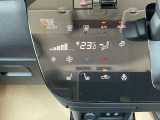 タブレット端末のようなタッチパネル式のオートエアコン採用。凹凸のない滑らかな表面で操作感を高めています。