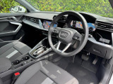 人間工学に基づいて設計されたシートは車のもっているドライビングフィールを存分にドライバーに伝えてくれるクオリティの高い仕上がりとなっています。