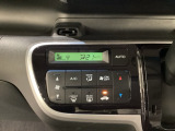 セレクトレバーの左上にプラズマクラスター付き・オートエアコンがついてますので、お好みの温度をセットするだけで風の強さや風量を自動で調整します。スイッチも簡単操作で快適に過ごせます。