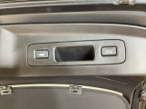 荷物が多くて手がふさがっている時に重宝する「ハンズフリーアクセスパワーテールゲート」搭載車。