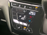 【オートエアコン】一度お好みの温度に設定すれば、車内の温度を検知し風量や温度を自動で調整。暑い&hellip;寒い&hellip;と何度もスイッチ操作をする必要はありません。快適な車内空間には必須の機能ですね♪