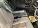 アームレストは、運転中の腕をしっかりと支えることで、疲労を大きく軽減してくれます。