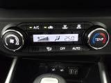 オートエアコンです。車内を設定温度に保ち、快適空間をキープします。