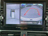 アラウンドビューモニターです。上空からお車の周りを見る感覚で表示されますので、車庫入れも安心です。