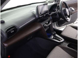 シックな色使いの運転席周りですね。すっきりとしたデザインで上品な色使いです。居心地の良い運転席長く座ってられるリラックスできるデザインがいいですね。