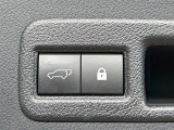 【パワーバックドア】スマートキーや運転席のボタンを押すだけでリアゲートが自動で開閉します!荷物を持っている時や、高い位置にあるバックドアを閉める際に便利な機能です♪