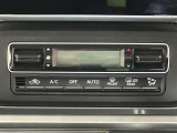 手の届きやすいところで簡単操作ができるオートエアコン。オールシーズンお好みの温度調節ができます。
