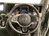 ハンドルにHondaセンシング系のクルーズコントロールやレーンキープアシストなどのスイッチと、オーディオの操作スイッチが装備されています。ハンドルから手を離さず安全に操作できます。