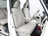 フロントベンチシートですので運転席足元ゆったり広々快適です。助席への移動も楽々です。