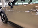 MINIのヘッドライトは、ブランドの象徴であるクラシカルな丸型デザインが最大の魅力です。現行モデルでは、周囲を囲む円形のLEDデイライトが個性を放ち、夜間でも一目でMINIと分かる高い視認性を誇ります。