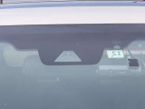 【プリクラッシュセーフティ】前方の車両等を検知し、衝突しそうな時は警報で注意を促し、ブレーキを踏む力をサポート。ブレーキを踏めなかった場合は衝突被害軽減ブレーキが作動、衝突回避をサポートします。