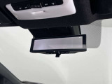 スマートルームミラーで後方の映像がルームミラーで確認できます。