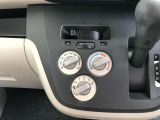 風量・温度・風向が一目で直感的にわかるマニュアルエアコンで車内は常に快適。