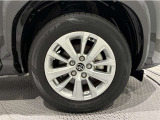 アルミホイールを装備、タイヤサイズは205/65R16です。