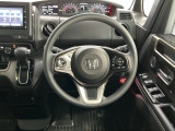 【ハンドル】運転にかかわる様々な操作を安全に行えるように視点移動が少なく操作性に配慮されたスイッチ類が凝縮されたコックピットです。