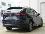 マツダのフラッグシップSUV、CX-80。全長約5mがもたらす伸びやかなプロポーションと、3列シートの快適な空間。路面にしっかりと踏ん張る、ワイド&ローで頼もしいリヤスタイリング。