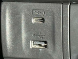 充電用USB端子付き。スマートフォンなどの充電に便利です。