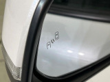 【ブラインドスポットモニター】走行中、ドアミラーの死角になりやすい箇所に後続車が接近するとサイドミラーのレンズに警告を表示!ドライバーに注意喚起をしてくれます。
