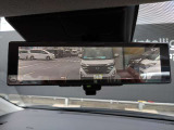 スマートルームミラーは、車両後方のカメラ映像をミラー面に映し出すので、同乗者や積み荷などの車内状況や、天候などに影響されずいつでもクリアな後方視界が得られます。