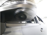 助手席側で見えにくい左前方の映像を、車内のマルチファンクションディスプレイに映し出します。前方への駐車や左寄せ、狭い道でのすれ違いなど、さまざまなシーンで安心して運転できる便利な機能です。