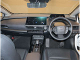 デザインもよく、居心地のよい運転席ですね。分かりやすいスイッチ類ですから操作もしやすく運転をサポートします。ぜひご来店いただき、実際にお座りいただいてステアリングを握ってみてください!