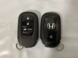 スマートキーを装備しています。鍵を差し込むことなくドアロックの開け閉めと、スタートボタン操作でのエンジンスタートができます。ボタン操作でトランクが開けられる電動テールゲートのボタンもついています。