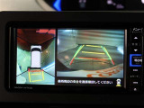 パノラミックビューモニター付きです。車両を上から見たような映像をモニター画面に表示。運転席からの目視では見にくい、車両周辺の状況をリアルタイムでしっかり確認できます。