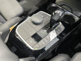 【シフトノブ】BMWの高性能オートマチックは、ATセレクトレバーを左側に倒すことで、通常の「D」から「S」(スポーツ)または「M」(マニュアル)へと切り替えが可能です。